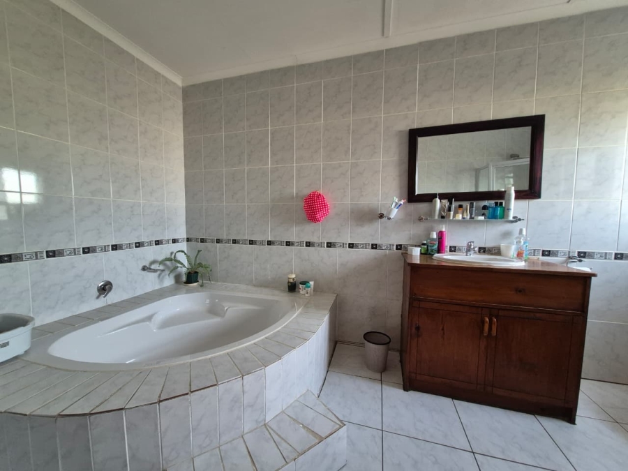 4 Bedroom Property for Sale in Langerug Western Cape